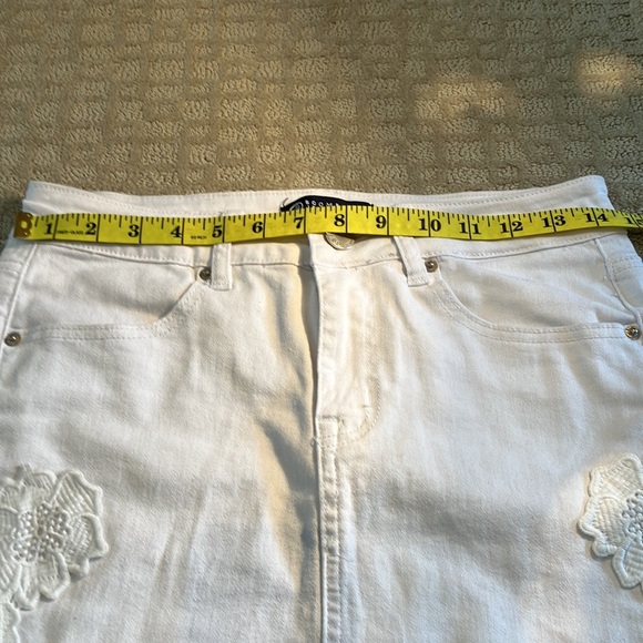 White Denim jean skirt with cotton floral appliqué on sides - Small - Picture 5 of 7